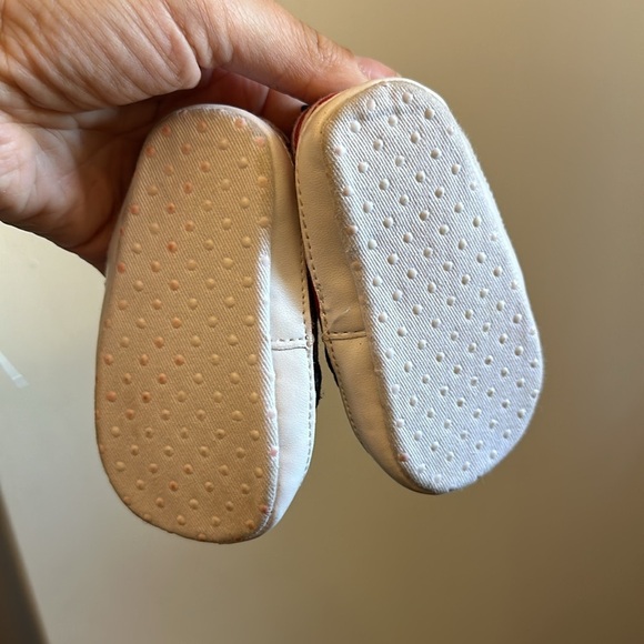 Old navy Baby Shoes Size 6-12 months - Picture 3 of 3